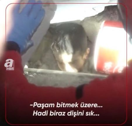 Video që përlot/ “Sa të të shpëtoj, do të marr një çokollatë”, biseda emocionuese e personelit të kërkimit me vogëlushin e ngecur nën rrënoja