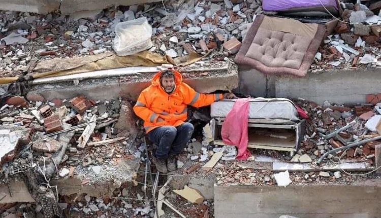 Kur një baba shtërngon dorën e ftohtë të vajzës së vdekur