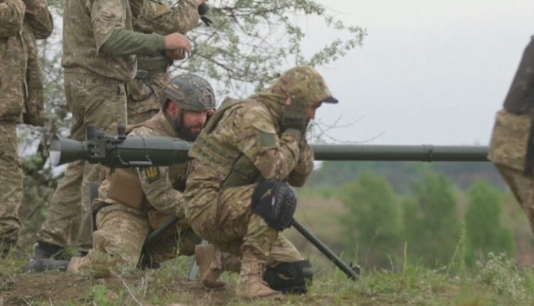 Ushtarët ukrainas zhvillojnë stërvitje pranë kufirit me Bjellorusinë