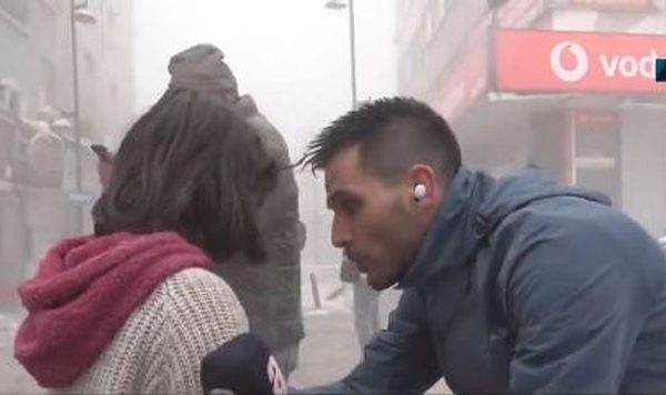 Pamjet rrëqethëse: Gazetari lë raportimin live, merr në krah vogëlushen e tmerruar dhe e qetëson