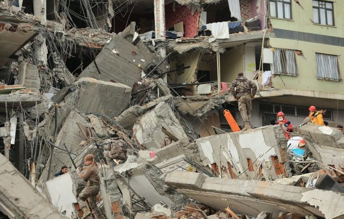 Kishte mbetur e bllokuar pas tërmetit, ekipet e shpëtimit e nxjerrin nga rrënojat, rrëqeth vogëlushja: Shpëtoni nënën time (VIDEO)