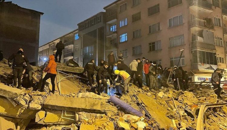 Shkon në 2.300 numri i viktimave nga tërmetet në Turqi dhe Siri