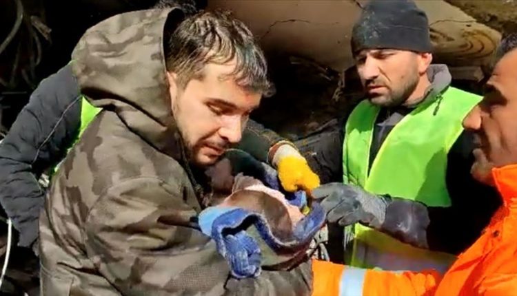 Foshnja 7-muajshe shpëtohet më shumë se dy ditë pas tërmeteve (VIDEO)