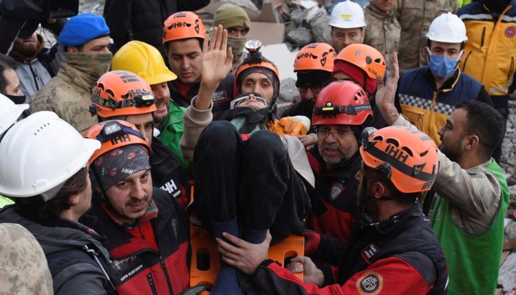 129 orë në rrënoja, ekipet e shpëtimit nxjerrin të gjallë 5 anëtarë të një familje