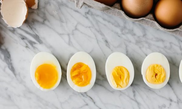 Sa kohë mund t’i ruani vezët e ziera në frigorifer dhe si të kuptoni se janë prishur?