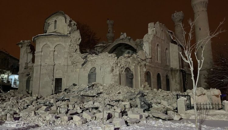 Tërmeti shkatërroi një ndër xhamitë historike në Turqi (FOTO)