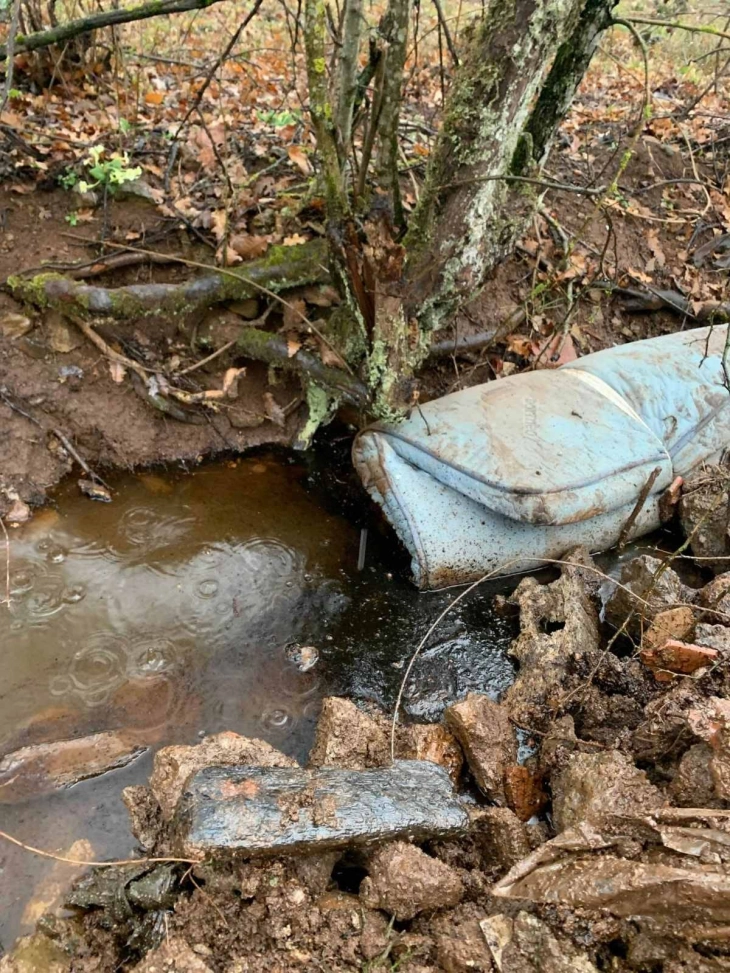 Inspektorati i mjedisit jetësor ka konstatuar gjurmë të naftës gjatë një kontrolli të jashtëzakonshëm në një kompani në Vevçan Inspektorati i mjedisit jetësor ka konstatuar gjurmë të naftës gjatë një kontrolli të jashtëzakonshëm në një kompani në Vevçan