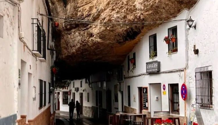 Spanjë, një nga qytetet më të çuditshëm, banorët e tij jetojnë nën shkëmbin më të madh