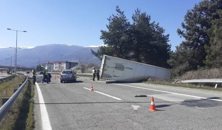 Identifikohet shoferi i kamionit që doli nga rruga në autostradën Tetovë – Gostivar