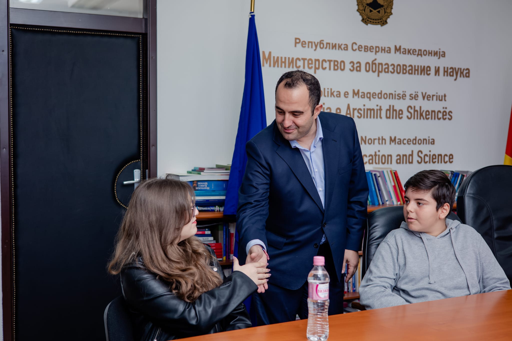 Shaqiri shpërbleu nxënësit për esenë më të mirë