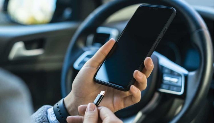 Pse nuk duhet të karikoni celularin në makinë
