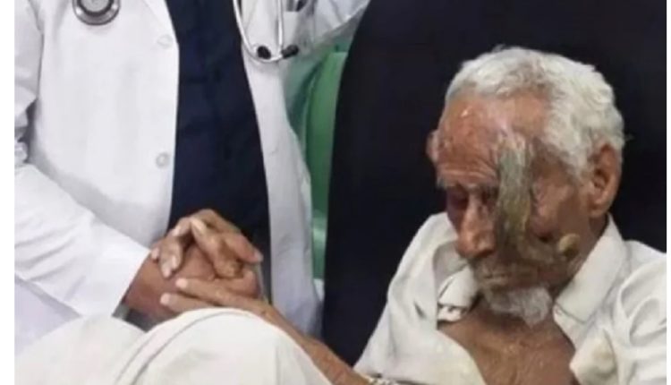 Vdes burri më i vjetër në botë në moshën 140-vjeçare, i famshëm për brirët e tij në ballë