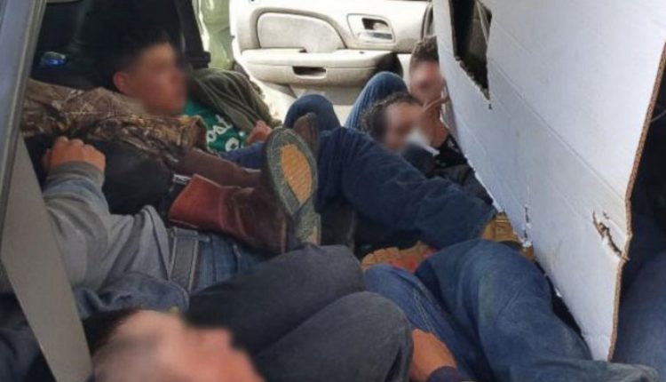 Transportonte emigrantë të paligjshëm, shoferi braktis mjetin dhe arrin t’i shpëtojë policisë