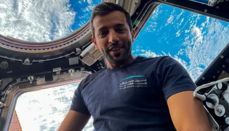 Astronauti i Emirateve të Bashkuara Arabe bën shëtitjen e parë në hapësirë