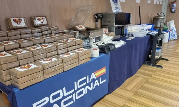 Prodhonin 200 kg kokainë në ditë, zbulohet laboratori më i madh në Europë Prodhonin 200 kg kokainë në ditë, zbulohet laboratori më i madh në Europë