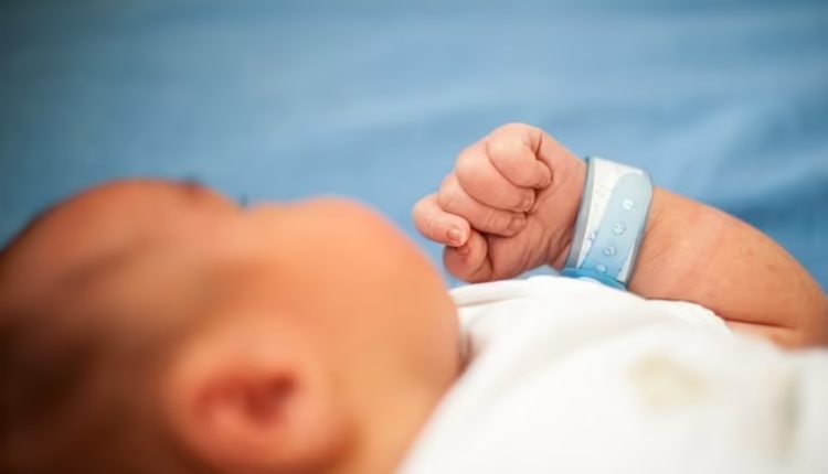 Fenomeni jashtëzakonisht i rrallë ndodh në Pakistan, foshnja lind me dy organe gjenitale