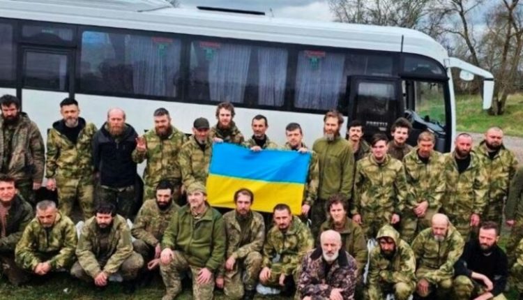 Ukraina: 130 ushtarë janë liruar “në këmbimin e madh të të burgosurve për Pashkë”