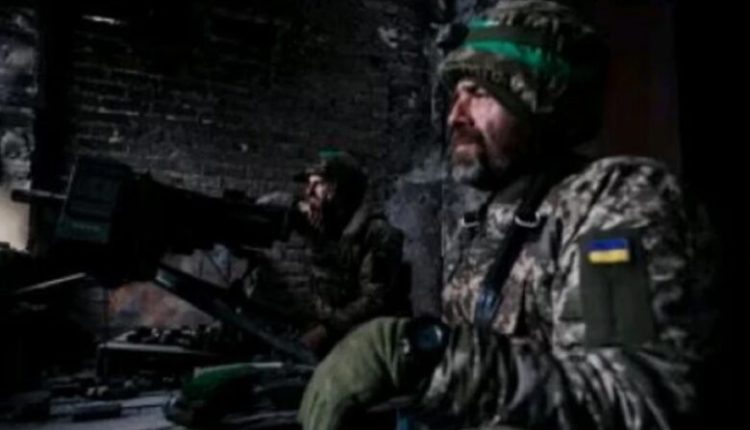 ​Trupat ukrainase i afrohen Bakhmutit