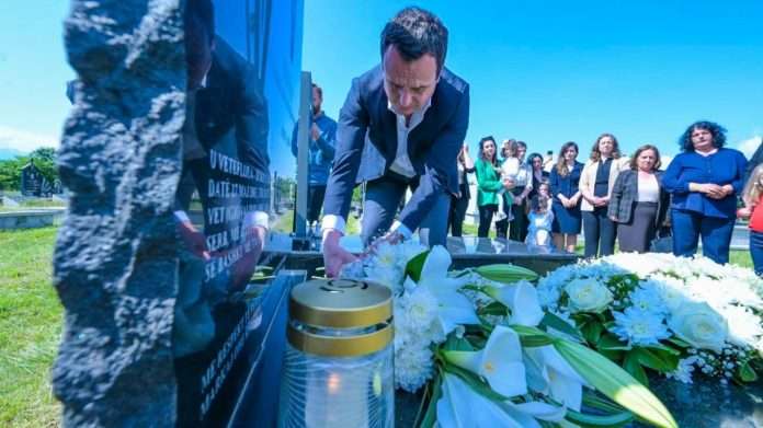 Kurti bën homazhe të varri i nënës që ia vuri flakën vetes pasi ia kthyen trupat e djemve të vrarë nga Serbia