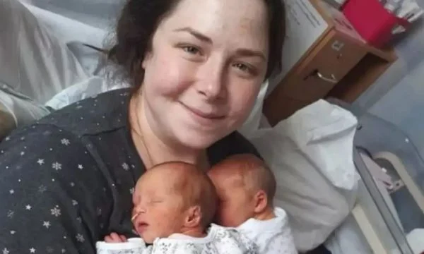 E rrallë: 30-vjeçarja mbeti shtatzënë dy herë brenda 28 ditëve dhe lindi dy foshnja në të njëjtën ditë