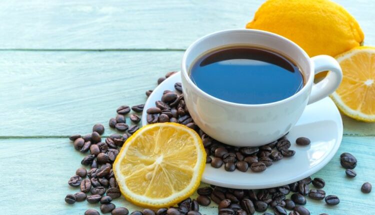 Cilat janë përfitimet e pirjes së kafesë me limon? Flet dietologia