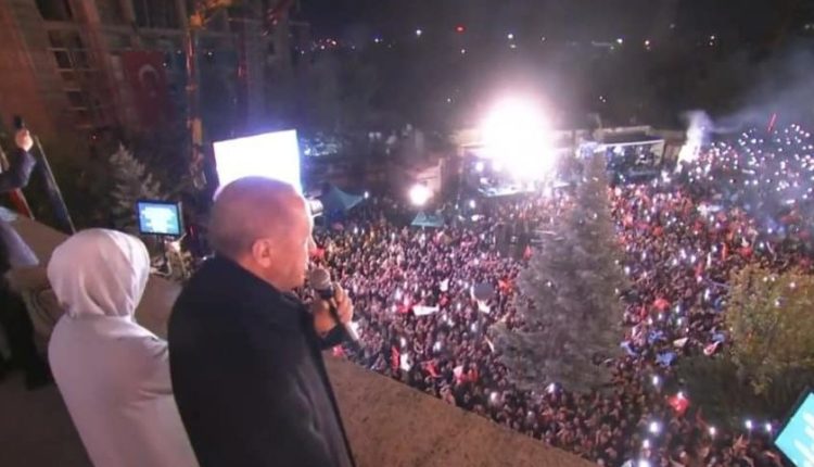 Erdogan nga ballkoni u drejtohet qytetarëve turq (LIVE)
