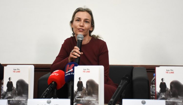 Në Universitetin e Tetovës  u promovua libri “Të lirë” i Lea Ypit, shkrimtares dhe filozofes së njohur me renome ndërkombëtare