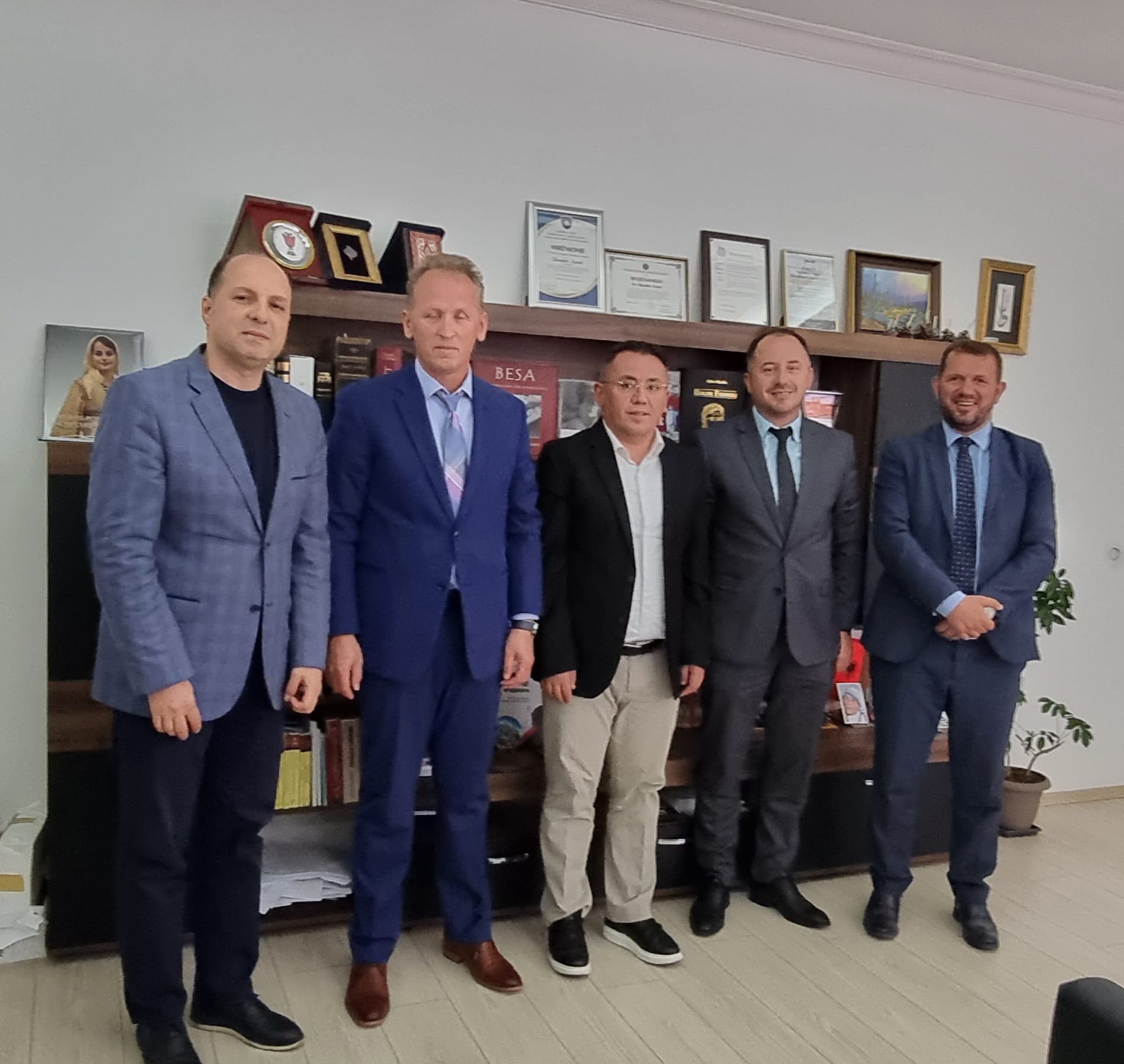 Përfaqësues të Këshillit Nacional të Shqiptarëve në Mal të Zi e vizituan Institutin