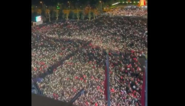 Mbështetësit e Erdoganit festojnë për të jashtë Pallatit Presidencial (VIDEO)
