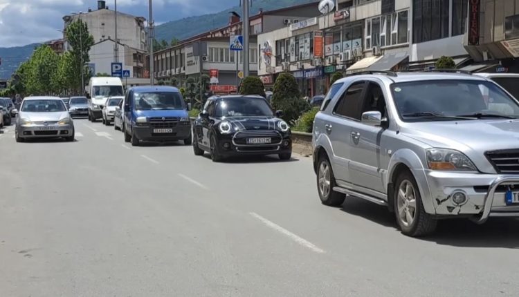 Tetovarët adhurues të targave të veçanta/ Paguajnë 73 mijë denarë që në vend të numrave të vendosin emrin