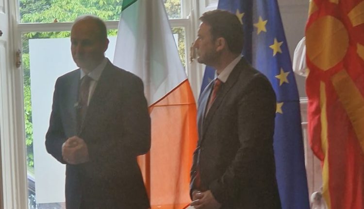 Martini i thotë Bujarit: Irlandës iu desh ta ndryshonte Kushtetutën për t’u anëtarësuar në BE, por ia vlejti