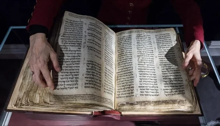 Bibla më e vjetër hebraike shitet në ankand për 38 milion dollarë
