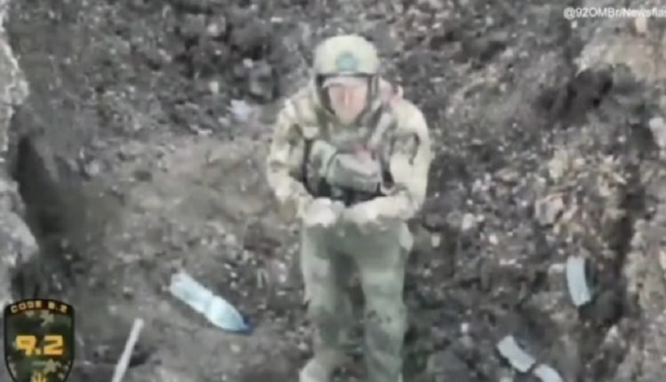 Momenti rrëqethës kur ushtari rus i lutet për jetën dronit ukrainas, shoku i tij hedh veten në erë