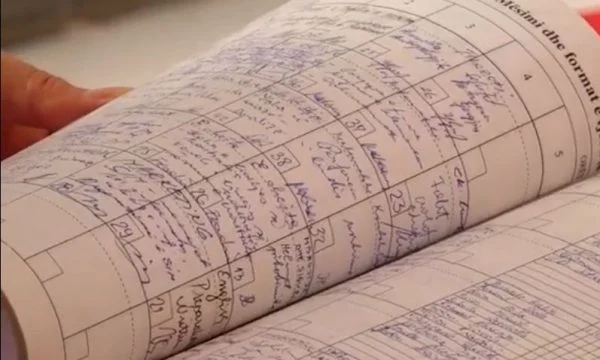 Nxënësi ia plotëson dëshirën profesorit, arkivon 400 ditarë të shkollës ku mori hapat e parë