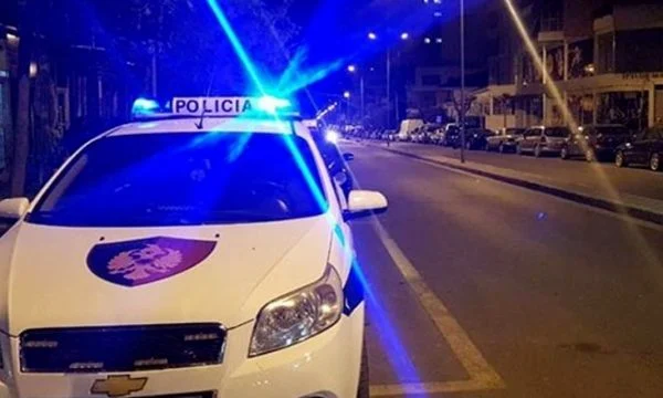 Përplasen dy makina në Tiranë dhe godasin aksidentalisht një fëmijë, i mituri ndërron jetë
