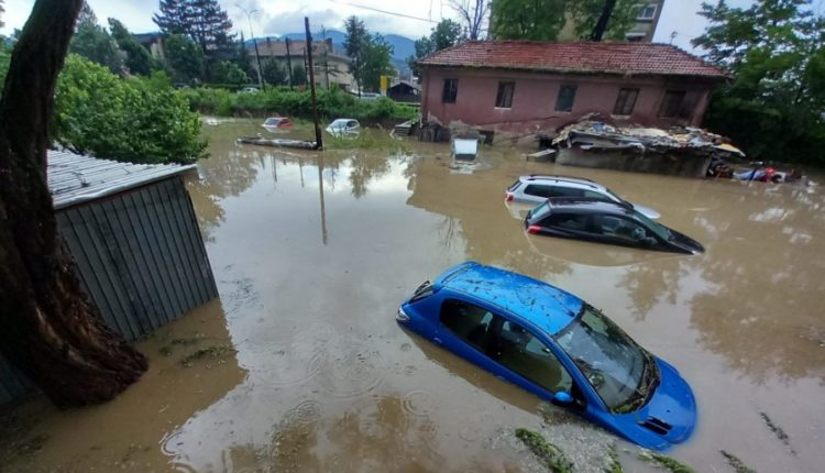 Pamje nga moti i ligë në Dellçevë, qyteti është shndërruar në liqen