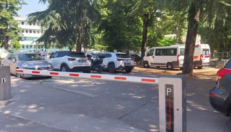 Drejtori i urgjencës, Aleksandar Trajanovski, përvetëson parkingun?!
