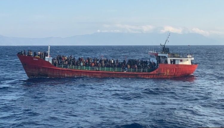 Policia bregdetare greke shpëton 100 migrantë