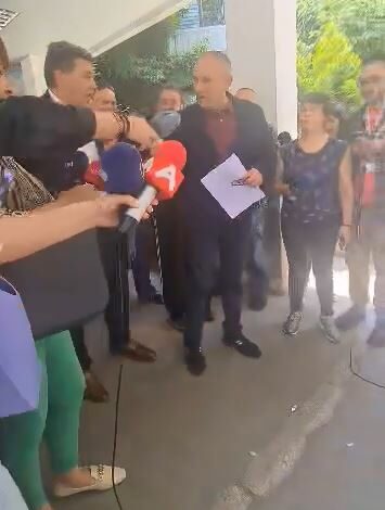 Mexhiti fton drejtorin e shkarkuar që të bëhet pjesë e kabinetit të tij Mexhiti fton drejtorin e shkarkuar që të bëhet pjesë e kabinetit të tij