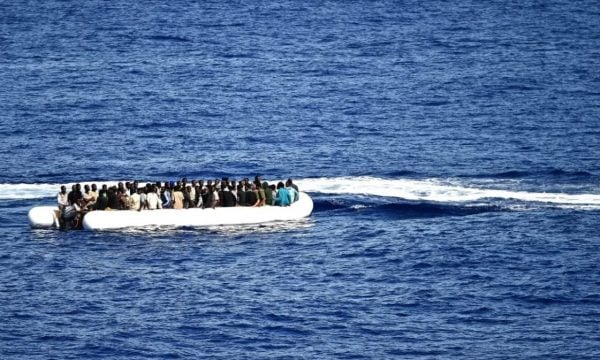 Fundosen 2 anije me emigrantë të paligjshëm në Tunizi, gjendet trupi i një vogëlusheje