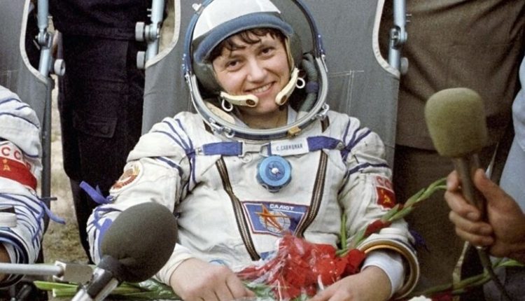 Më 25 korrik 1984, Svetlana Savitskaya u bë gruaja e parë që “eci” në hapësirë
