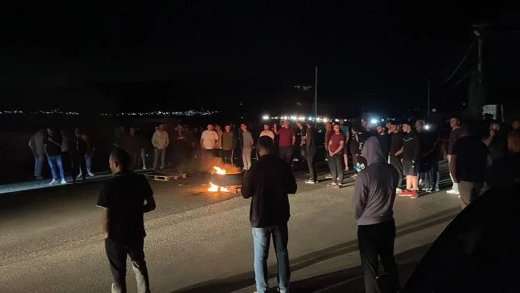 Situatë e tensionuar në Sllupçan, EVN ua ka ndal rrymën, banorët në protestë, bllokojnë rrugën! Situatë e tensionuar në Sllupçan, EVN ua ka ndal rrymën, banorët në protestë, bllokojnë rrugën!