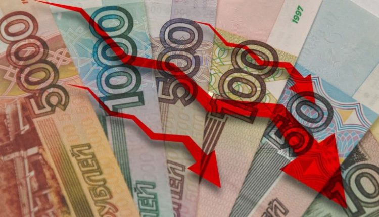 Rusia rrit normat e interesit në 12% ndërsa rubla bie
