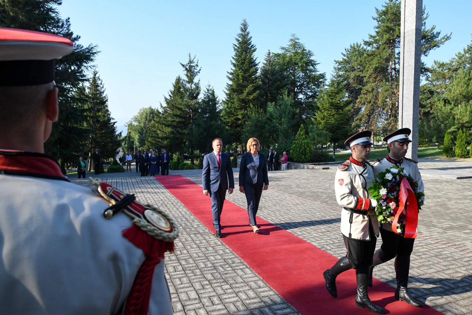 Delegacioni qeveritar vendosi lule të freskëta me rastin e 18 gushtit- Ditës së Armatës së Republikës së Maqedonisë së Veriut