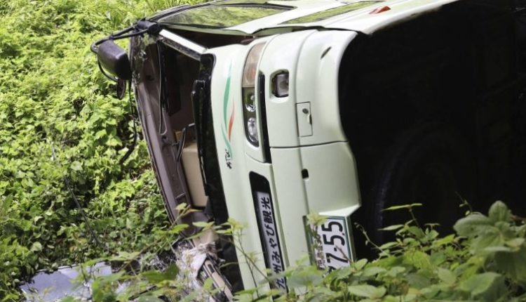 10 studentë lëndohen nga përmbysja e autobusit në Kagoshima të Japonisë