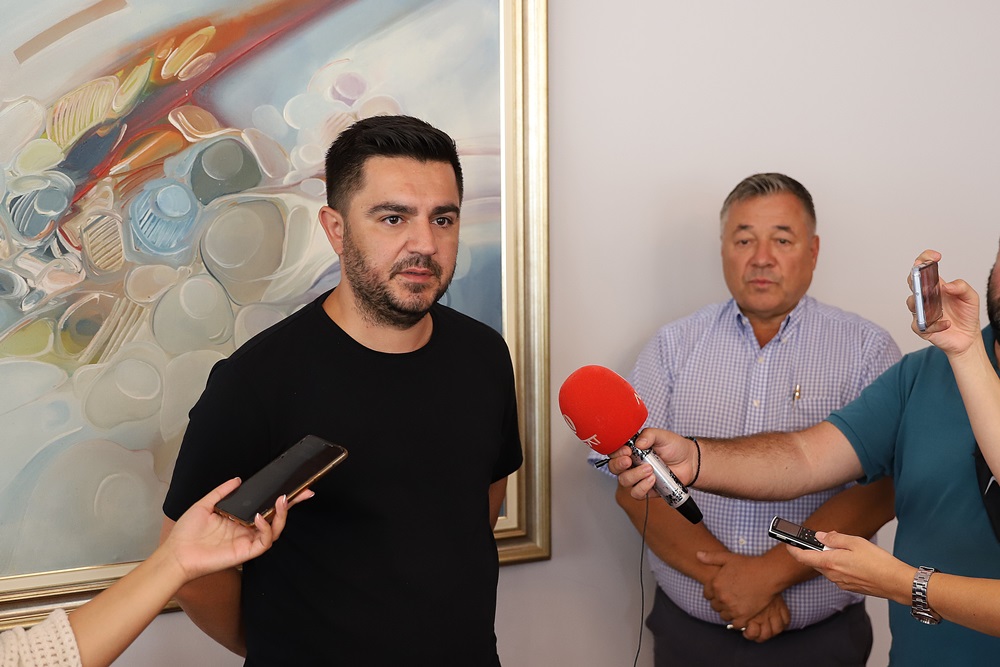 Takim i ministrit Bekteshi me përfaqësuesit e HOTAM-it: Numri i turistëve të huaj në gjashtëmujorin e parë të vitit rritet për 40%, krijojmë masa për investime të reja dhe mbështetje të sektorit turistik-gastronomik