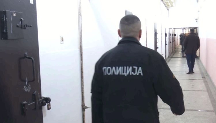 I burgosuri në Idrizovë ua merr 4000 euro dy policëve të burgut, ju ka premtuar se do t’i punësojë në MPB