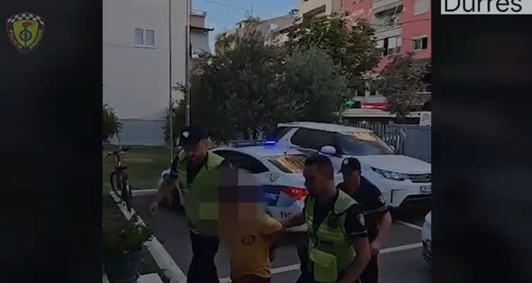 Aksidentoi për vdekje kalimtarin, më pas iku e fshehu makinën/ Arrestohet 34 vjeçari në Durrës