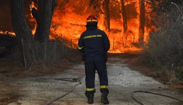 Zjarret në greqi, rrezikohen zonat për rreth Athinës