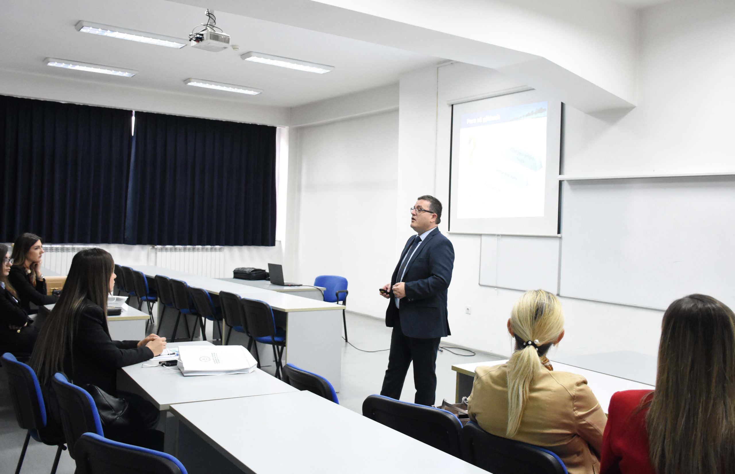 Në Universitetin e Tetovës u mbajt punëtori për sfidat e ekonomisë së gjelbër